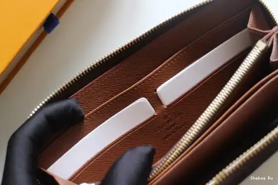 LOUIS ZIPPY WALLET VUITTON 0619